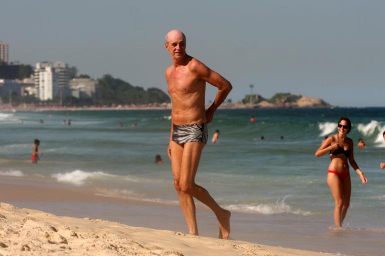 Marcos Caruso curte praia do Leblon, no Rio de Janeiro