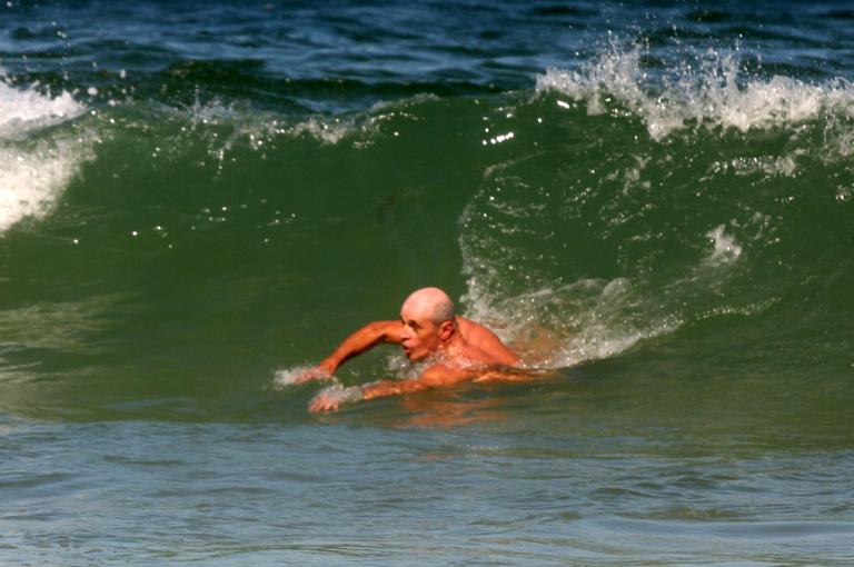 Marcos Caruso curte praia do Leblon, no Rio de Janeiro