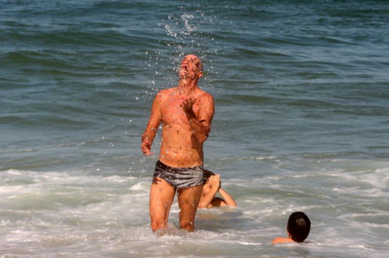 Marcos Caruso curte praia do Leblon, no Rio de Janeiro