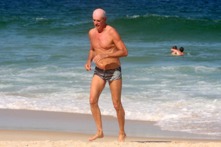 Marcos Caruso curte praia do Leblon, no Rio de Janeiro