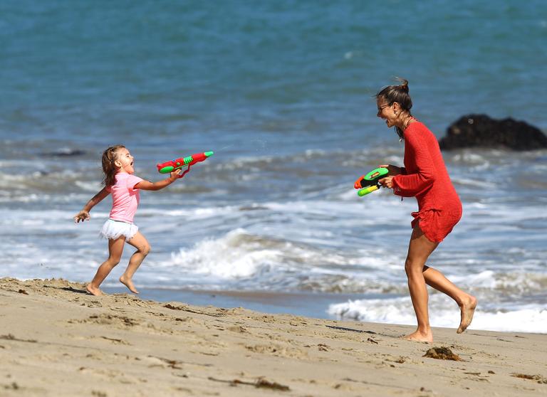 Alessandra Ambrosio se diverte na praia com a filha Anja Louise