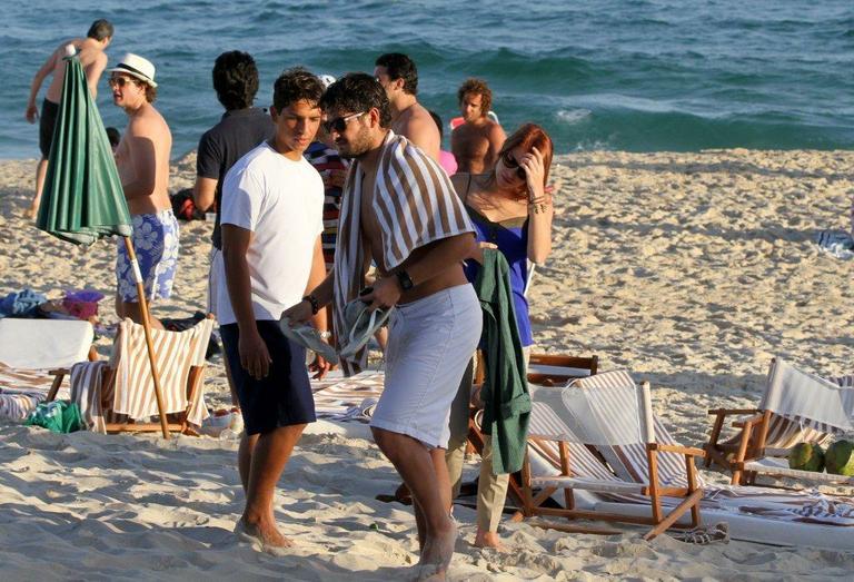 Alexandre Pato e Barbara Berlusconi em praia de Ipanema