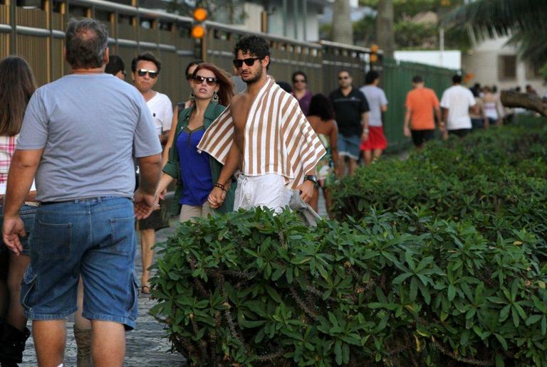 Alexandre Pato e Barbara Berlusconi em praia de Ipanema