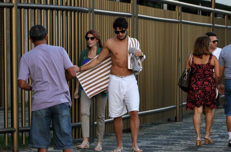 Alexandre Pato e Barbara Berlusconi em praia de Ipanema