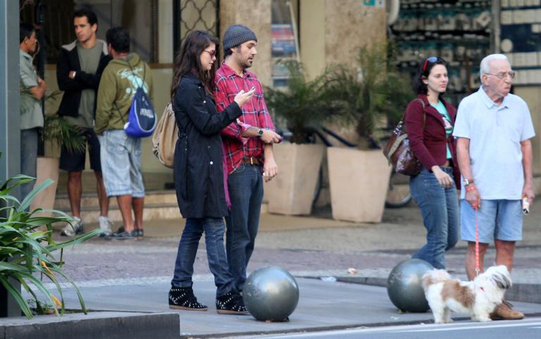 Alinne Moraes e Mauro Lima circulam pelas ruas do Leblon, Rio de Janeiro