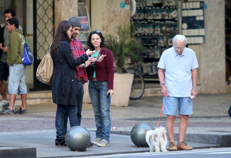 Alinne Moraes e Mauro Lima circulam pelas ruas do Leblon, Rio de Janeiro