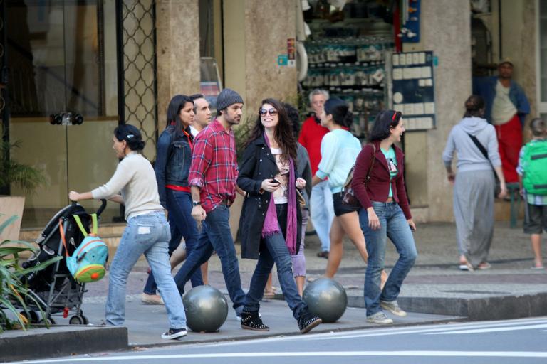 Alinne Moraes e Mauro Lima circulam pelas ruas do Leblon, Rio de Janeiro