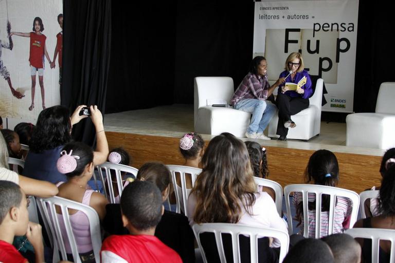 Arlete Salles faz leitura pra crianças