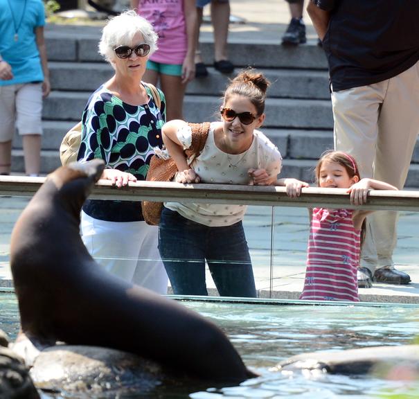 Suri e Katie Holmes se divertem no zoológico de Nova York