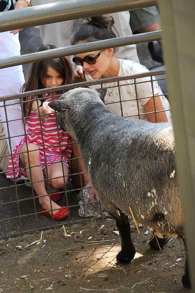 Suri e Katie Holmes se divertem no zoológico de Nova York