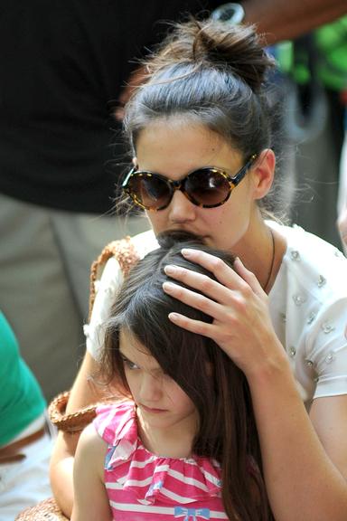 Suri e Katie Holmes se divertem no zoológico de Nova York