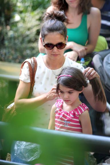 Suri e Katie Holmes se divertem no zoológico de Nova York