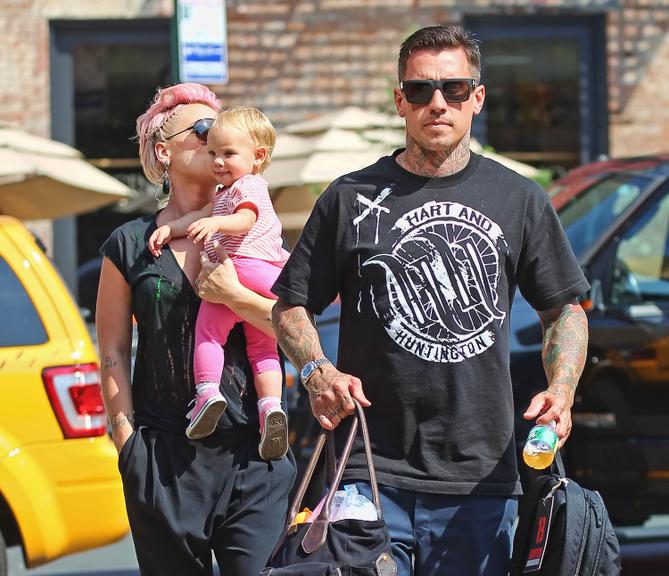 ink e Carey Hart curtem pequena Willow Sage por Nova York, Estados Unidos