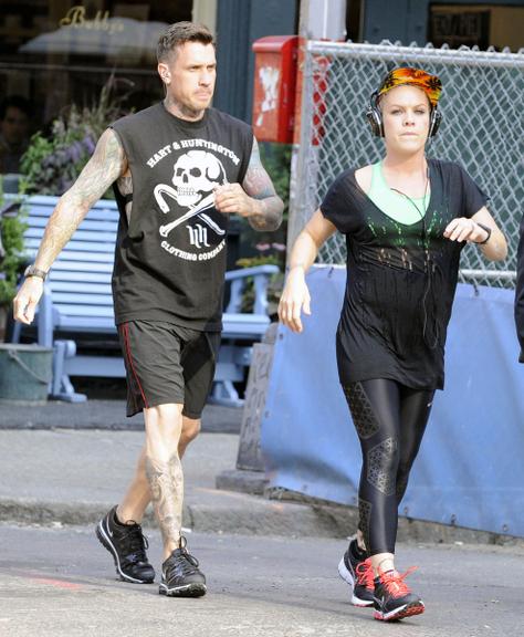 Pink e Carey Hart se exercitam por Nova York, Estados Unidos