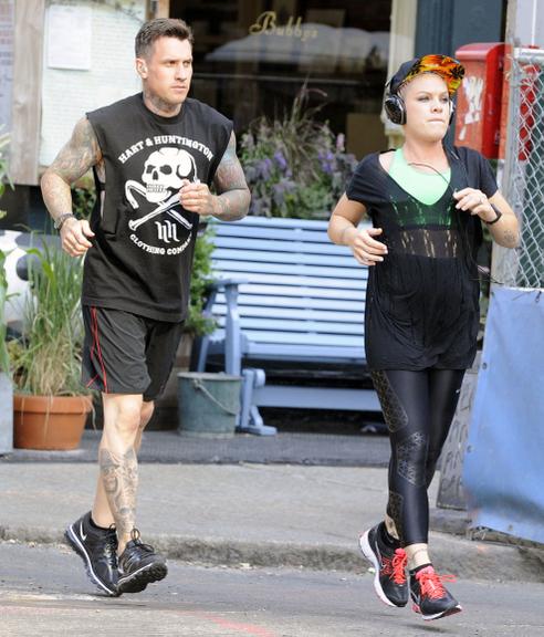 Pink e Carey Hart se exercitam por Nova York, Estados Unidos