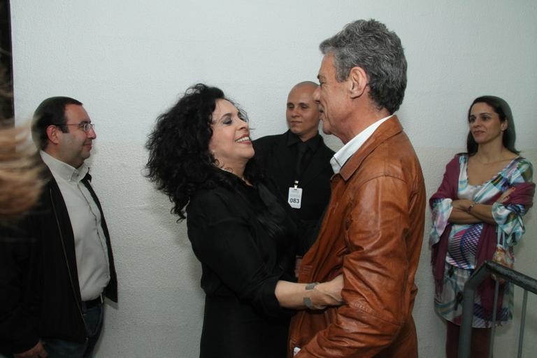 Gal Costa recebe Chico Buarque no camarim