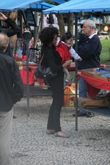 Sheron Menezzes passeia com sobrinha e namorado por feira do Rio de Janeiro