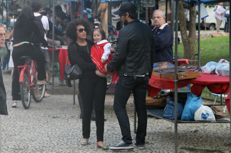 Sheron Menezzes passeia com sobrinha e namorado por feira do Rio de Janeiro