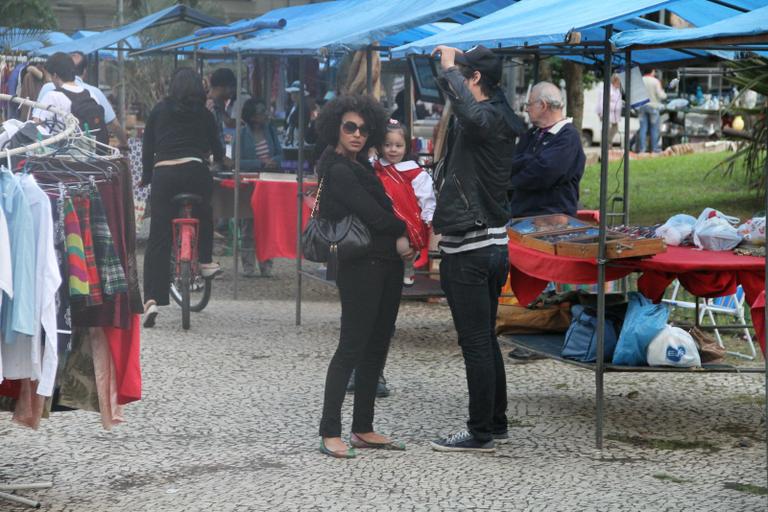 Sheron Menezzes passeia com sobrinha e namorado por feira do Rio de Janeiro