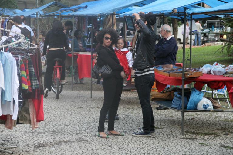 Sheron Menezzes passeia com sobrinha e namorado por feira do Rio de Janeiro