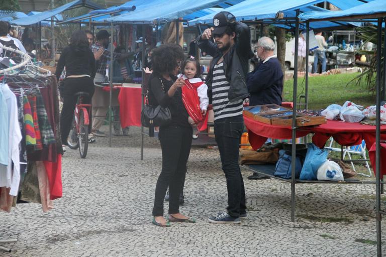 Sheron Menezzes passeia com sobrinha e namorado por feira do Rio de Janeiro