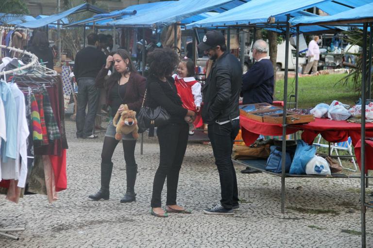 Sheron Menezzes passeia com sobrinha e namorado por feira do Rio de Janeiro