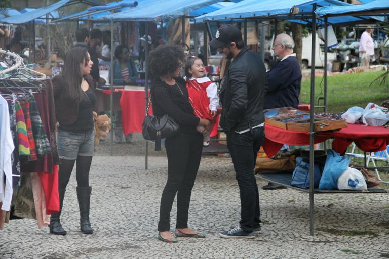 Sheron Menezzes passeia com sobrinha e namorado por feira do Rio de Janeiro