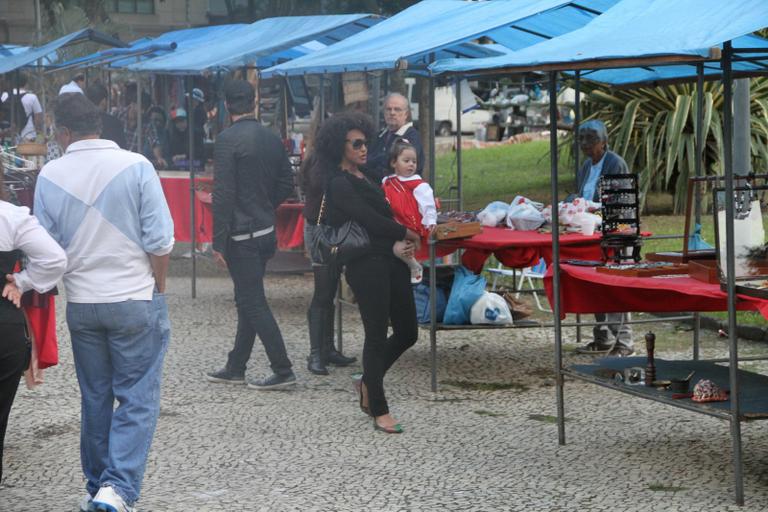 Sheron Menezzes passeia com sobrinha e namorado por feira do Rio de Janeiro