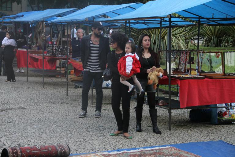 Sheron Menezzes passeia com sobrinha e namorado por feira do Rio de Janeiro