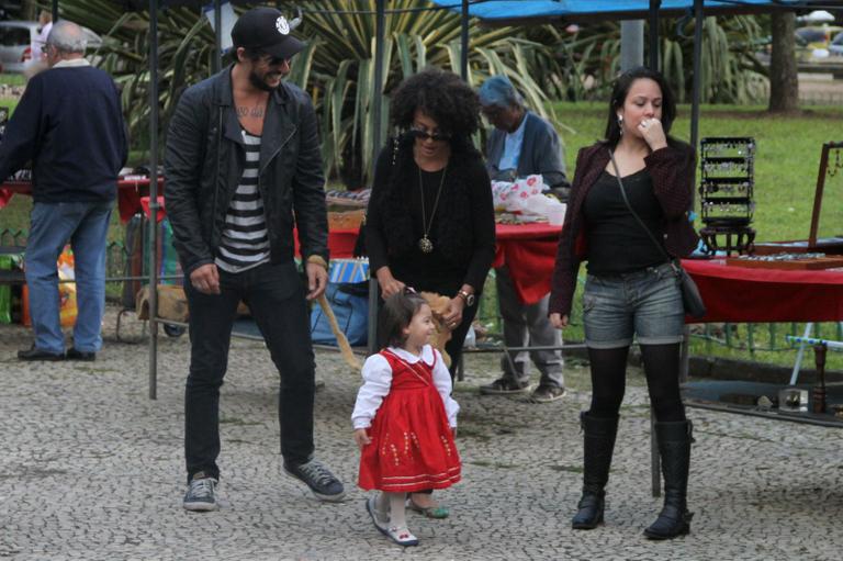 Sheron Menezzes passeia com sobrinha e namorado por feira do Rio de Janeiro