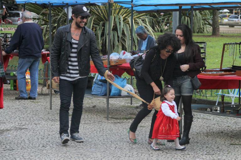 Sheron Menezzes passeia com sobrinha e namorado por feira do Rio de Janeiro