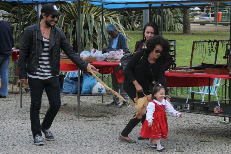 Sheron Menezzes passeia com sobrinha e namorado por feira do Rio de Janeiro