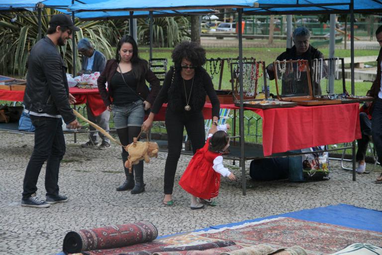 Sheron Menezzes passeia com sobrinha e namorado por feira do Rio de Janeiro