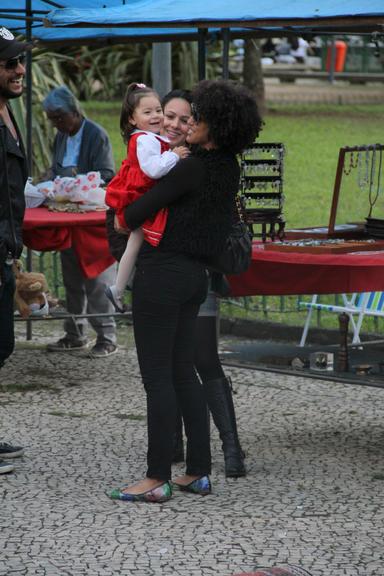 Sheron Menezzes passeia com sobrinha e namorado por feira do Rio de Janeiro