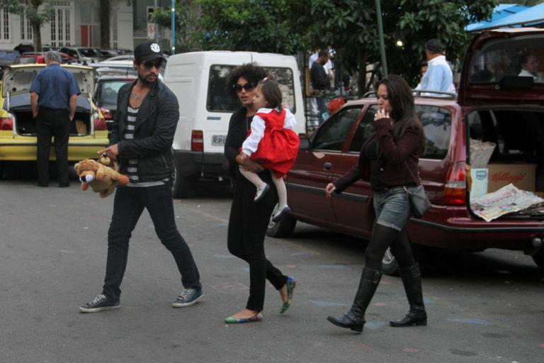 Sheron Menezzes passeia com sobrinha e namorado por feira do Rio de Janeiro