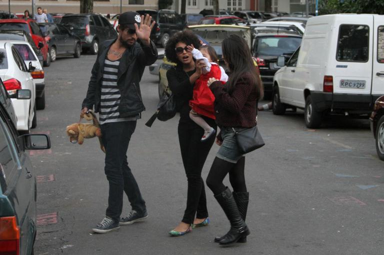 Sheron Menezzes passeia com sobrinha e namorado por feira do Rio de Janeiro