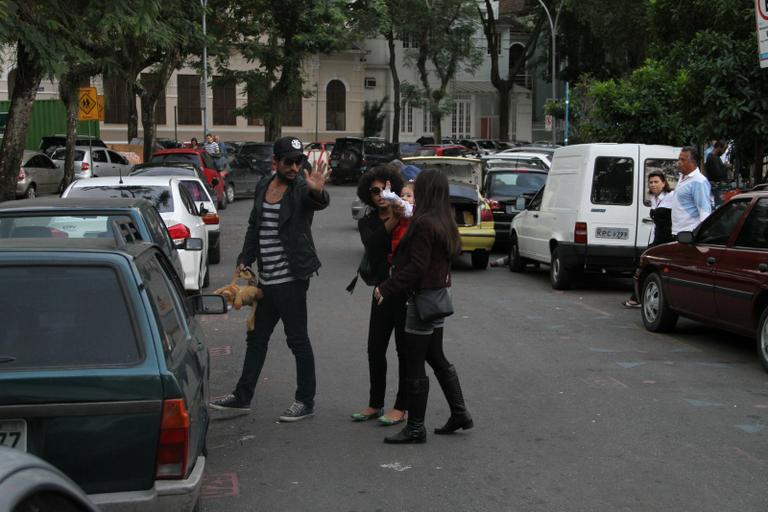 Sheron Menezzes passeia com sobrinha e namorado por feira do Rio de Janeiro