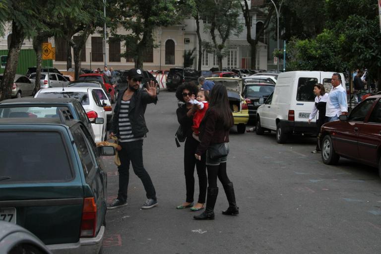 Sheron Menezzes passeia com sobrinha e namorado por feira do Rio de Janeiro