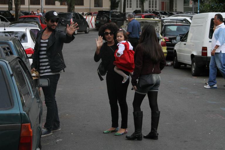 Sheron Menezzes passeia com sobrinha e namorado por feira do Rio de Janeiro