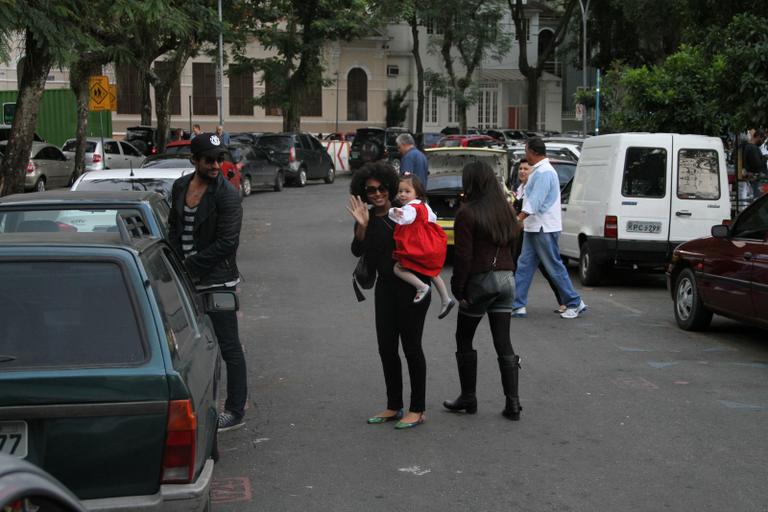 Sheron Menezzes passeia com sobrinha e namorado por feira do Rio de Janeiro