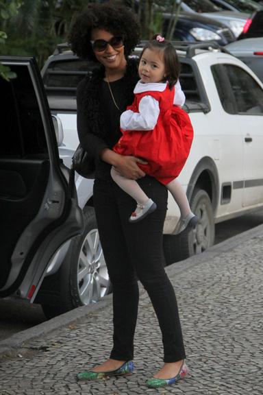 Sheron Menezzes passeia com sobrinha e namorado por feira do Rio de Janeiro