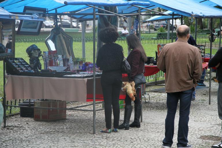 Sheron Menezzes passeia com sobrinha e namorado por feira do Rio de Janeiro