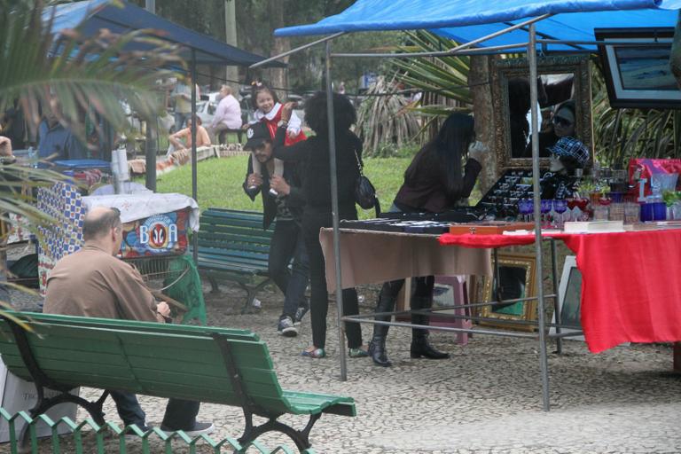 Sheron Menezzes passeia com sobrinha e namorado por feira do Rio de Janeiro