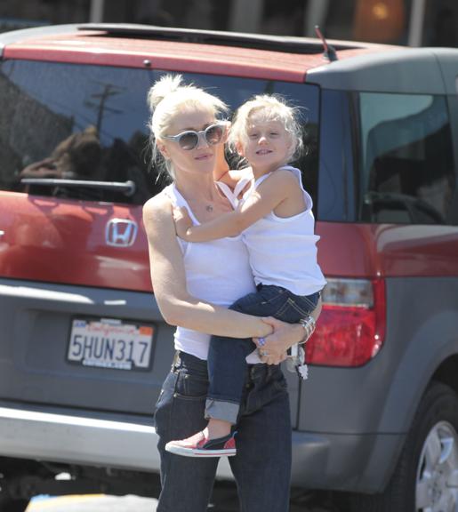 Gwen Stefani passeia com a sorridente Zuma por Los Angeles