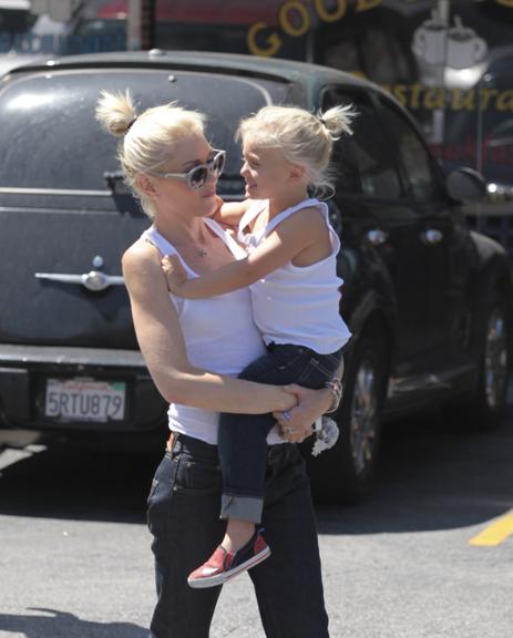 Gwen Stefani passeia com a sorridente Zuma por Los Angeles