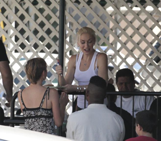 Gwen Stefani passeia com a sorridente Zuma por Los Angeles