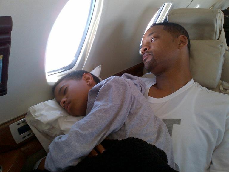 Willow Smith é fotografada enquanto dormia no colo de seu pai, o ator Will Smith