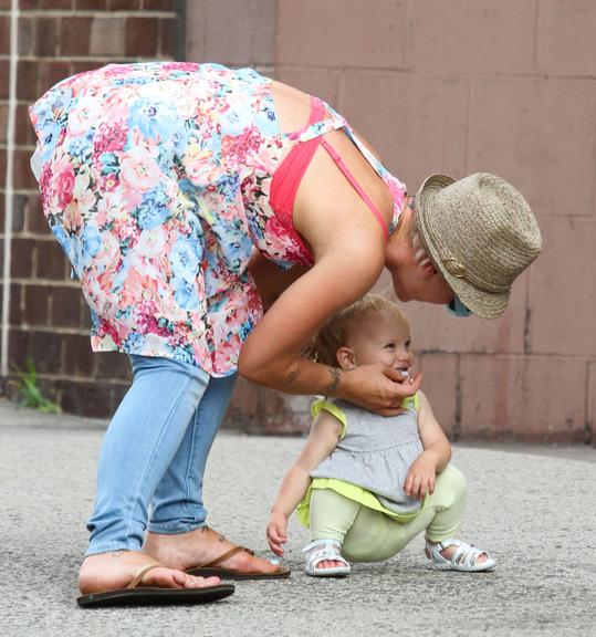 Pink curte a pequena e simpática Willow Sage em Nova York, nos Estados Unidos