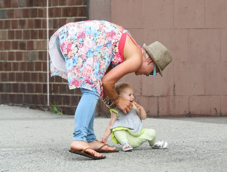 Pink curte a pequena e simpática Willow Sage em Nova York, nos Estados Unidos