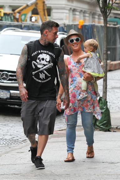 Pink curte a pequena e simpática Willow Sage em Nova York, nos Estados Unidos, ao lado do marido, Carey Hart